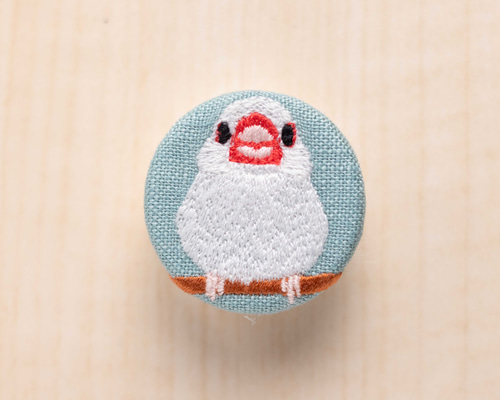 白文鳥の刺繍くるみブローチ ブローチ くるみボタン工房 MiSuZuYa 通販