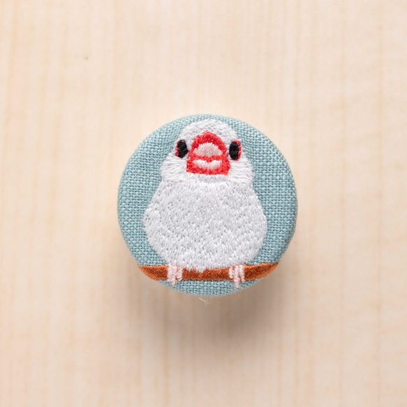 白文鳥の刺繍くるみブローチ ブローチ くるみボタン工房