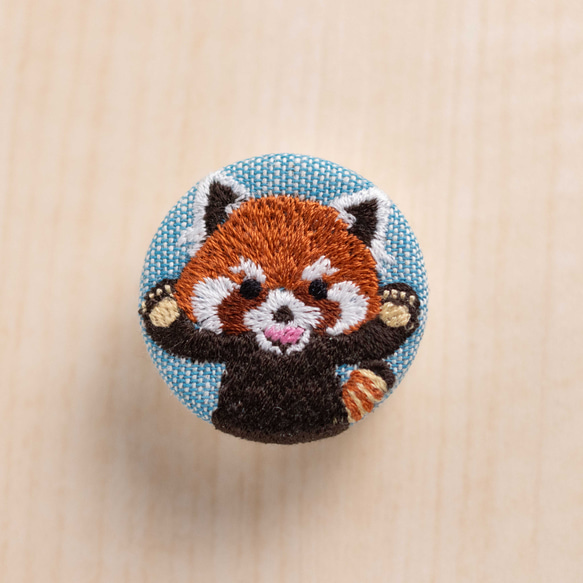 レッサーパンダの刺繍くるみブローチ ブローチ くるみボタン工房