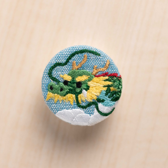 龍の刺繍くるみブローチ 1枚目の画像