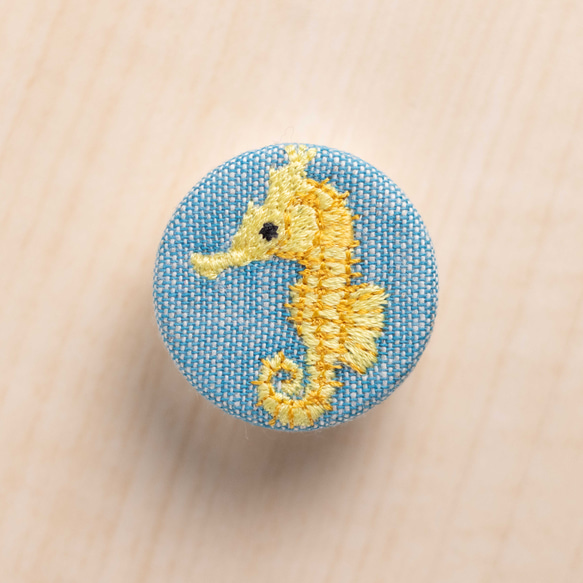 タツノオトシゴの刺繍くるみブローチ 1枚目の画像