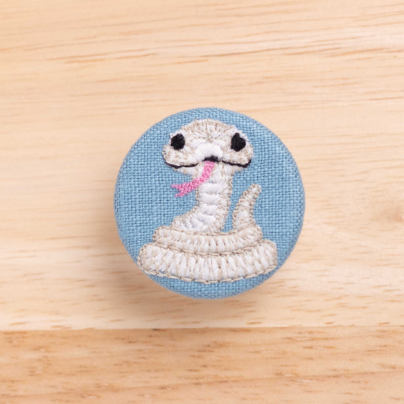 白蛇の刺繍くるみボタンブローチ 1枚目の画像