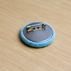 白蛇の刺繍くるみボタンブローチ 2枚目の画像