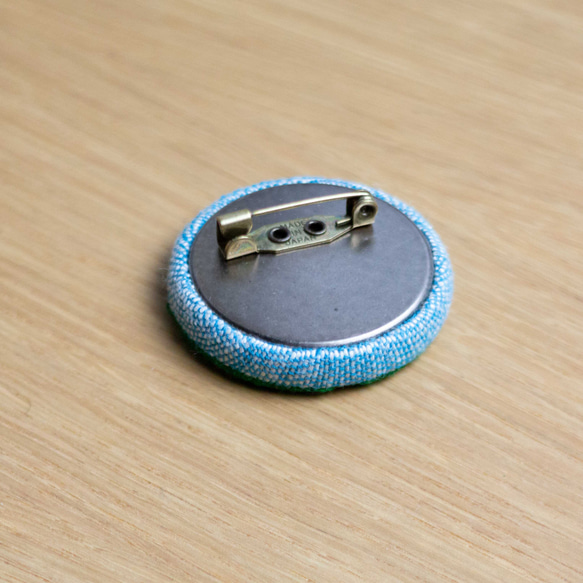 白蛇の刺繍くるみボタンブローチ 2枚目の画像