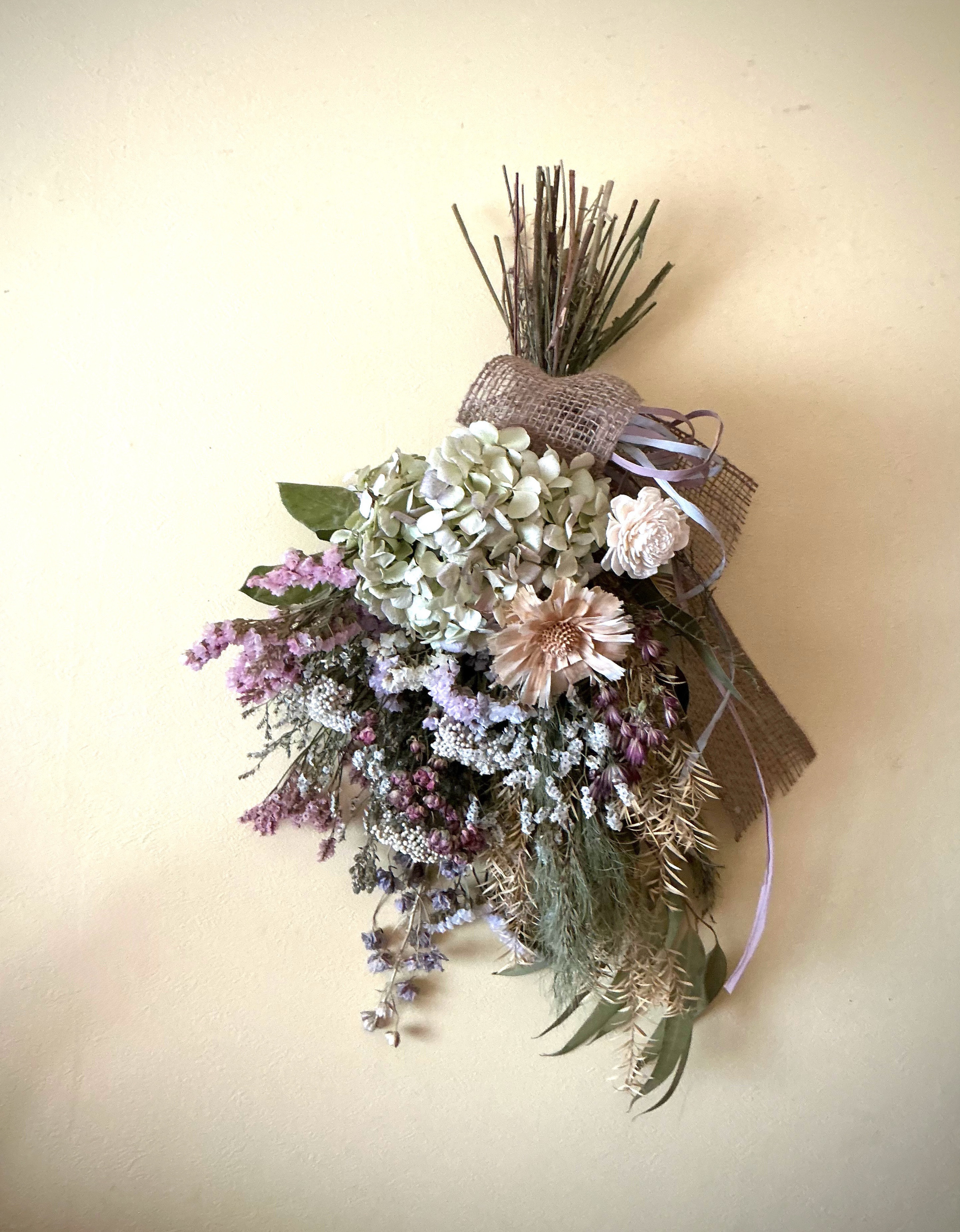 H約65cm♡ローズグリーンのあじさいとライスフラワーとティーツリー♡白いリペンスロゼッタ♡ドライフラワースワッグ♡花束