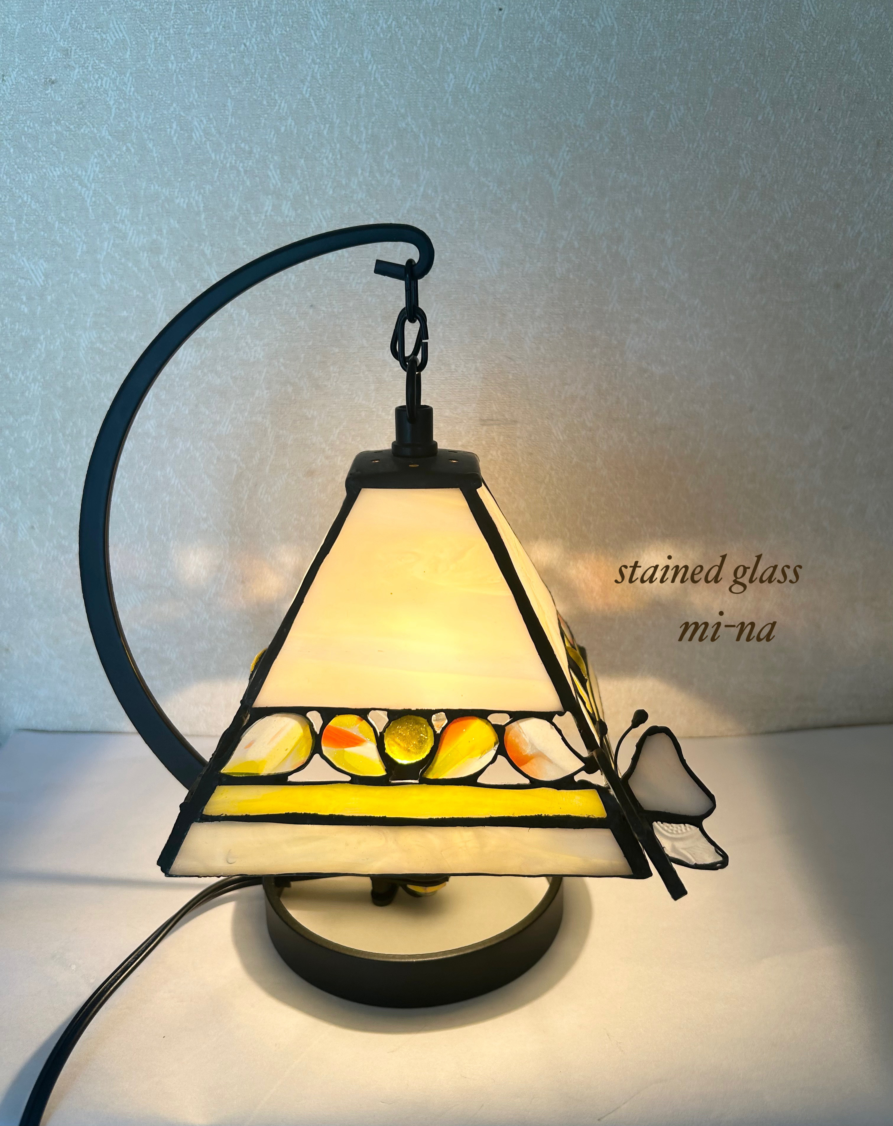 ステンドグラス　ランプ　蝶々つき　テーブルランプ