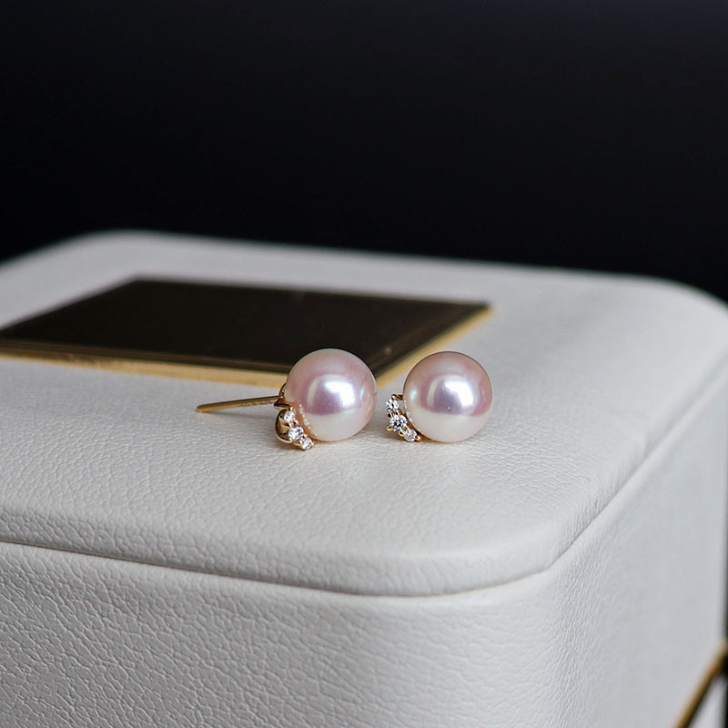 [ヘイズジュエリー] まつげ冠デザイン 18Kゴールド ダイヤモンド装飾 日本製オーロラアコヤ 8-8.5mm 天然海水真珠イヤ