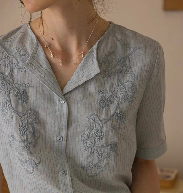 フロント刺繡　ストライプ柄　半袖のブラウス【春夏秋】ブルー 2枚目の画像