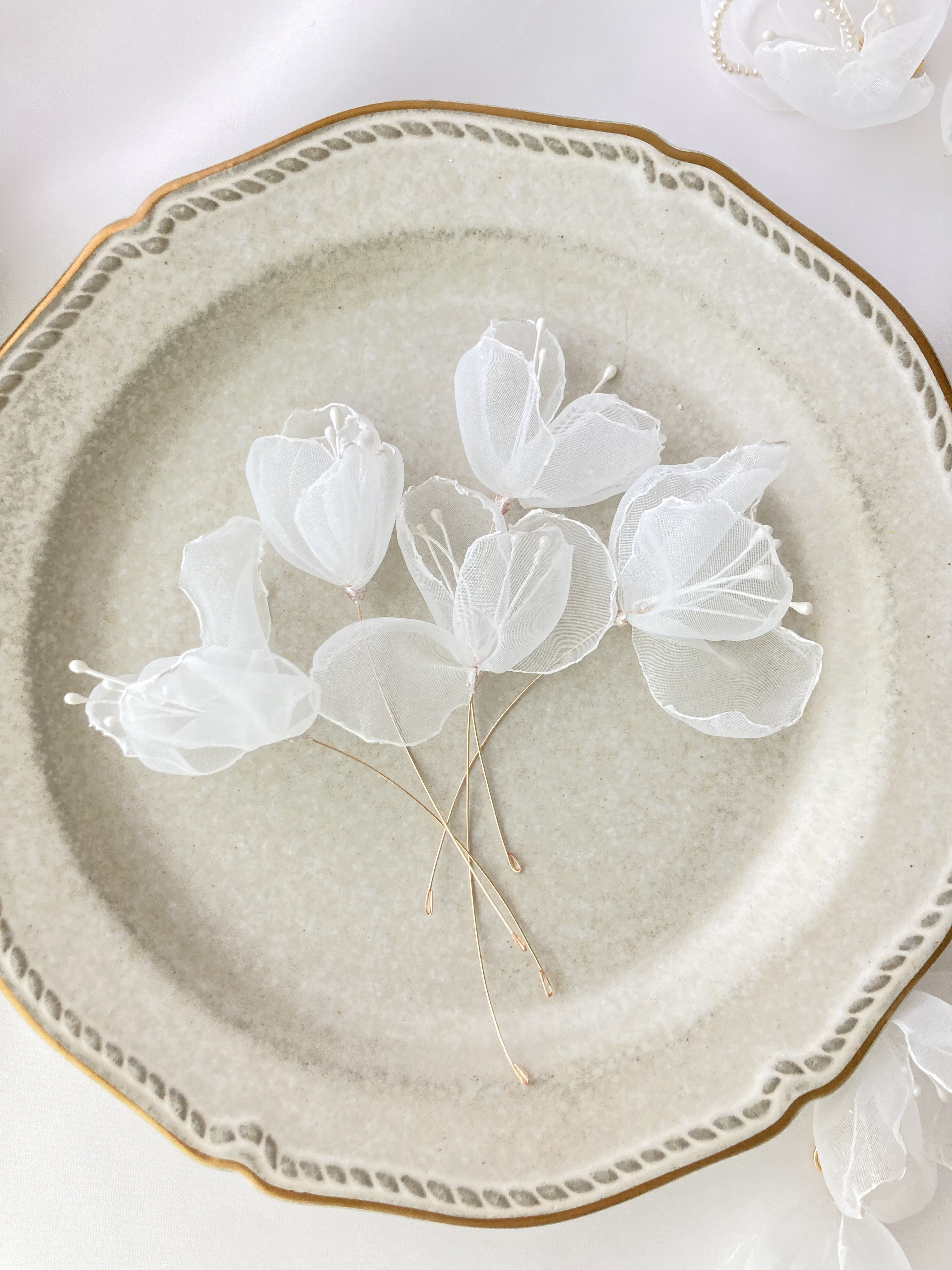 ★選べる★ 結婚式　ブライダル　ヘッドドレス　ヘアピン　オーガンジー　白 花びら　花嫁　H047