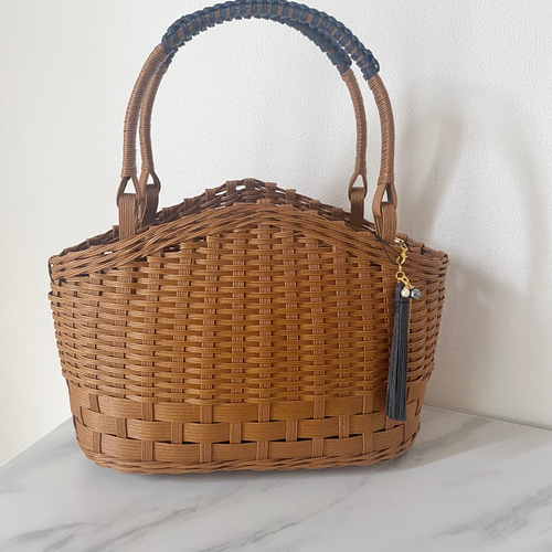 クラフトバンドかごバック✴︎タッセルチャーム付き かごバッグ