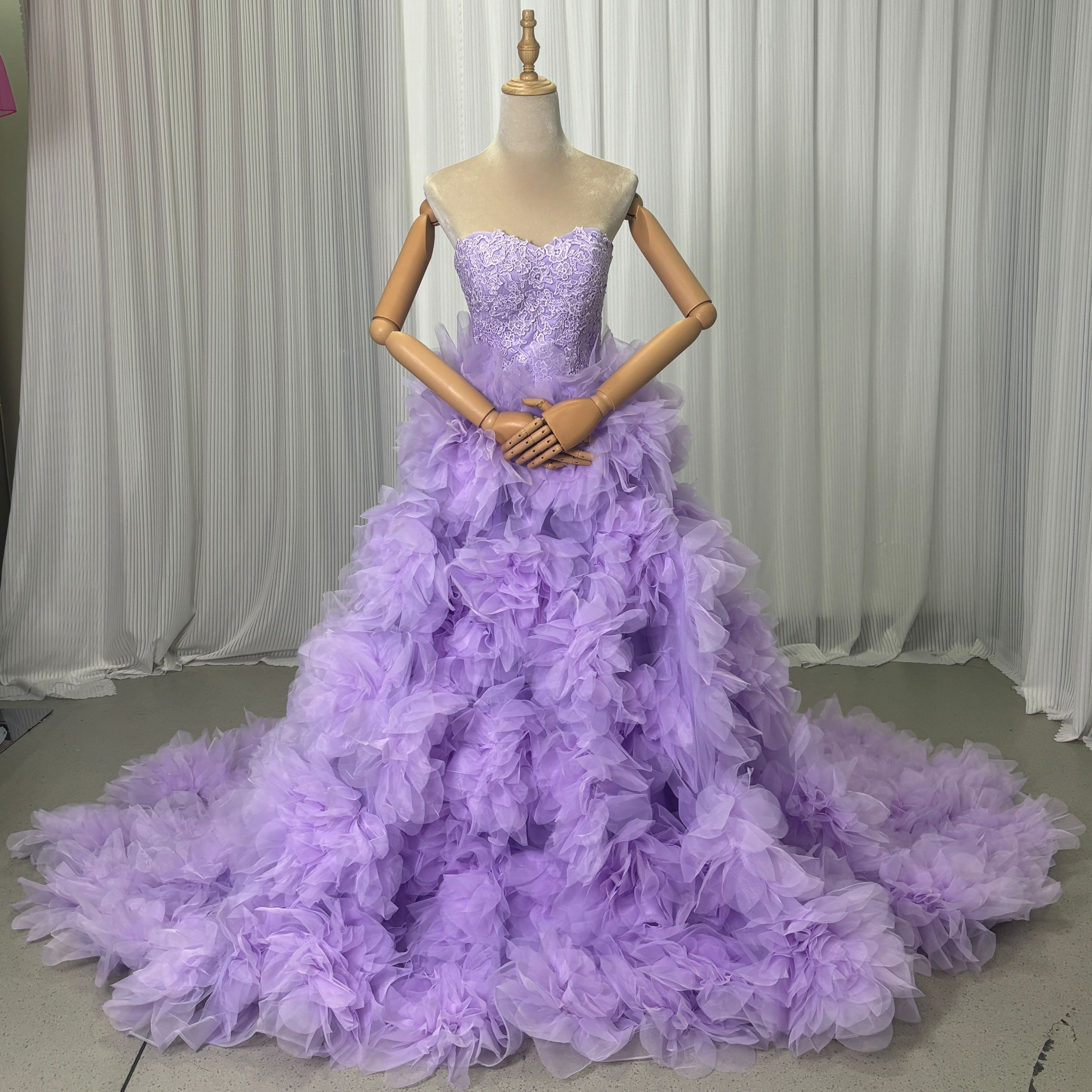 送料無料！カラードレス 華やか オーキッド ベアトップ バラトレーン プリンセスライン 結婚式  ブライダル 花嫁