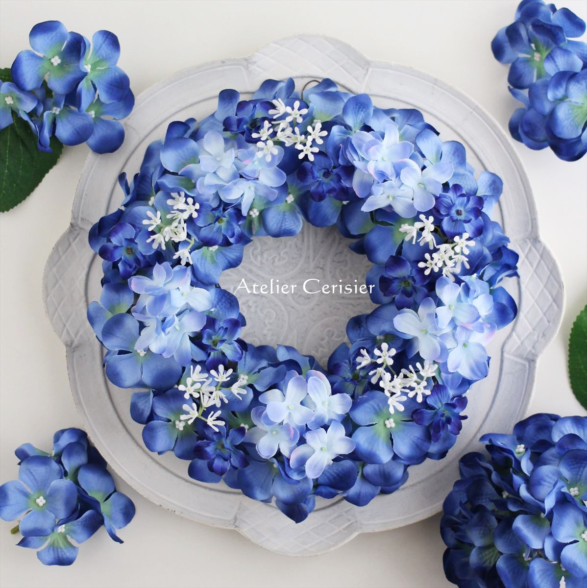 ☆紫陽花 かすみ草 フラワーリース＜アーティフィシャルフラワー＞ ブルー ライトブルー ２８センチ