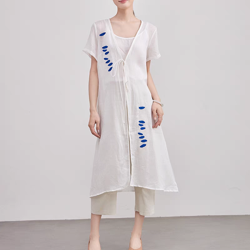 ふわりと風を取り込む爽やかな羽織り♪刺繍入りロングシャツ ブルー