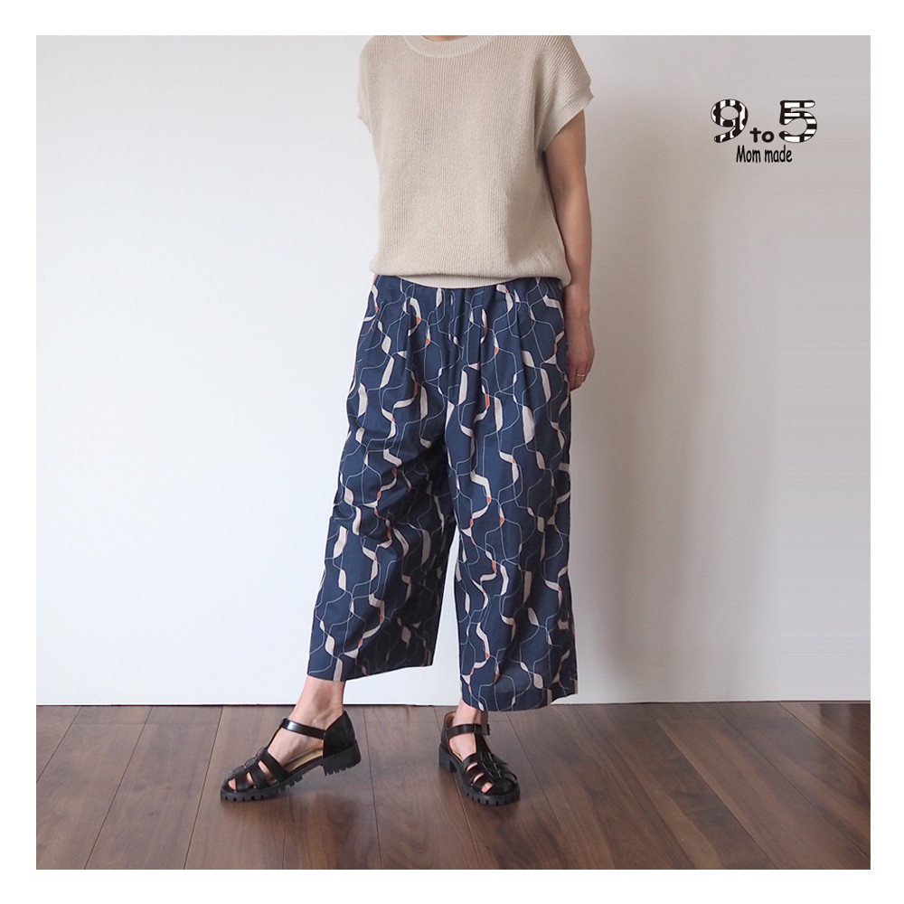 大人の　ワイドパンツ　（幾何学柄　ネイビー）