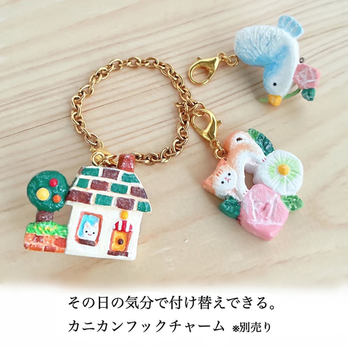 優しいシロイルカのブローチ バッグチャーム 木彫り ブローチ nelson