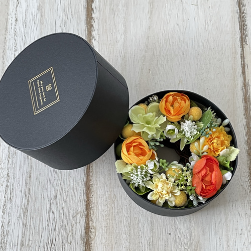 ビタミンカラーの元気いっぱい大きいリース オレンジ色のバラ 黄色のソーラーフラワー 明るい元気なビタミンカラー