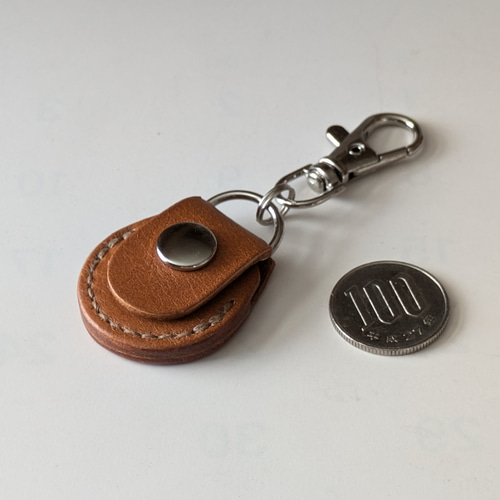 □ 100円玉サイズお守りホルダー：黄土色□約W32xD12xH36（革