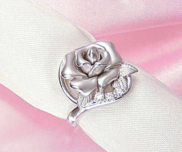 天然ダイヤモンド・白バラ『ロイヤルハイネス』のリング/シルバー製