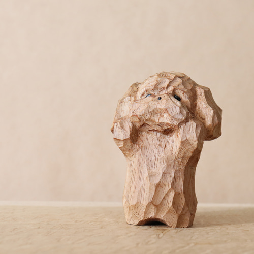 木彫り 犬 トイプードル 木製 置物 インテリア雑貨（木材：胡桃など