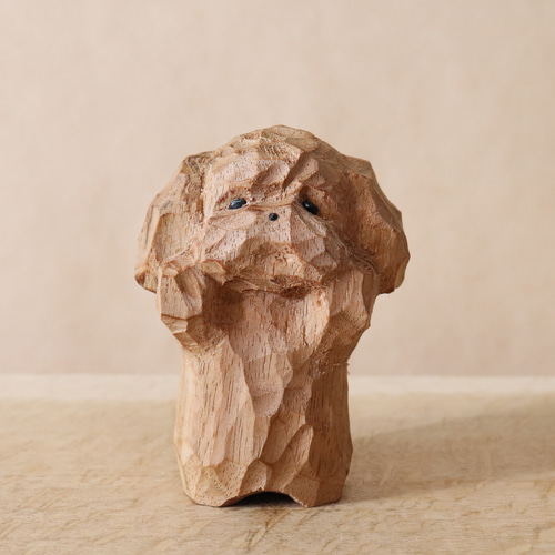 木彫り 犬 トイプードル 木製 置物 インテリア雑貨（木材：胡桃など