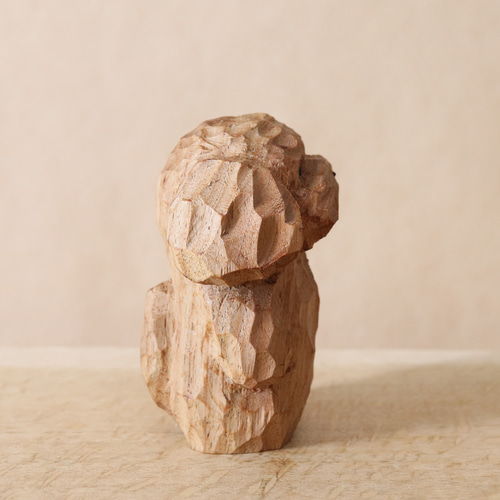 木彫り 犬 トイプードル 木製 置物 インテリア雑貨（木材：胡桃など