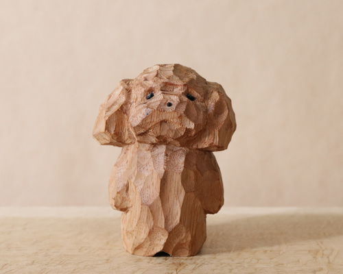 木彫り 犬 トイプードル 木製 置物 インテリア雑貨（木材：胡桃など