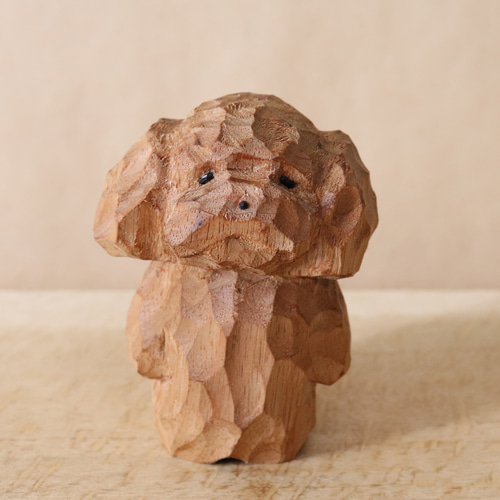 木彫り 犬 トイプードル 木製 置物 インテリア雑貨（木材：胡桃など