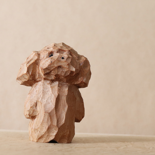 木彫り 犬 トイプードル 木製 置物 インテリア雑貨（木材：胡桃など