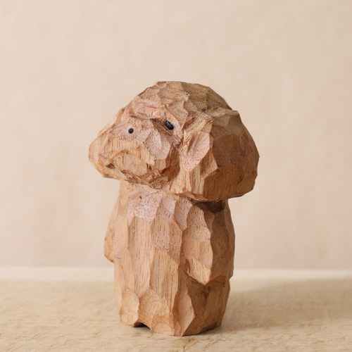 木彫り 犬 トイプードル 木製 置物 インテリア雑貨（木材：胡桃など