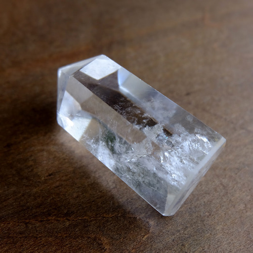 ブラジル産 虹入り水晶ポイント原石 六角柱（約52x27x22mm）置物・浄化