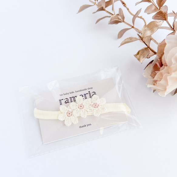 3つのお花のベビーヘアバンド【ベビーピンク】新生児 赤ちゃん カチューシャ お食い初め 100日 髪飾り ニューボーン 5枚目の画像