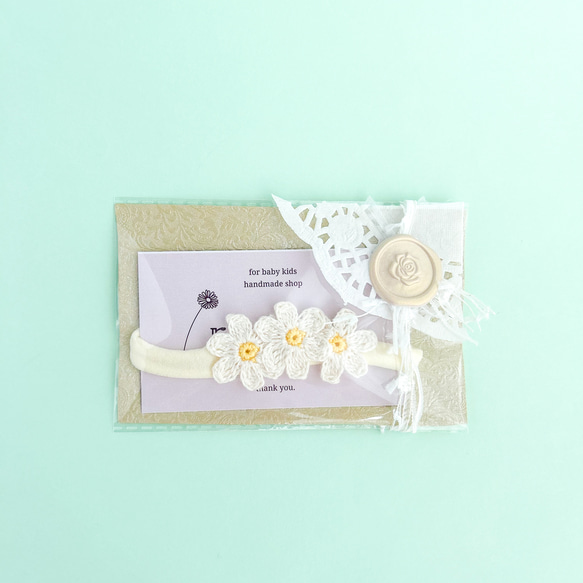 3つのお花のベビーヘアバンド【ベビーピンク】新生児 赤ちゃん カチューシャ お食い初め 100日 髪飾り ニューボーン 10枚目の画像