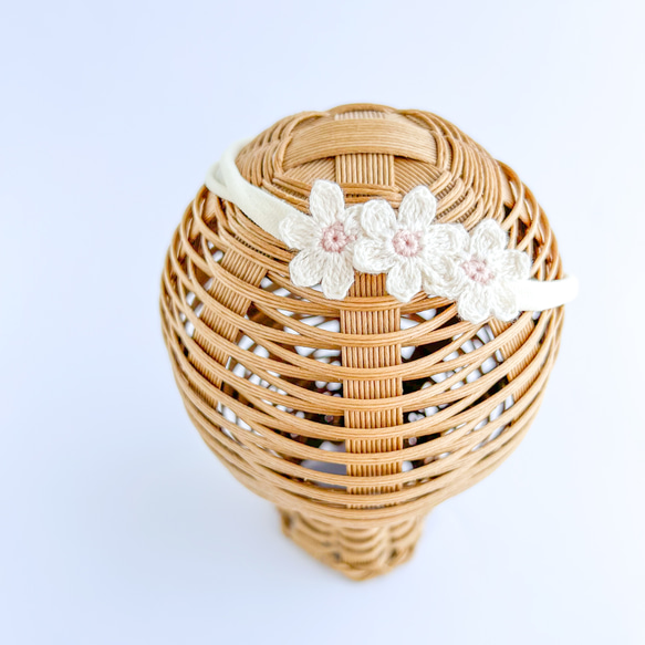 3つのお花のベビーヘアバンド【ベビーピンク】新生児 赤ちゃん カチューシャ お食い初め 100日 髪飾り ニューボーン 2枚目の画像