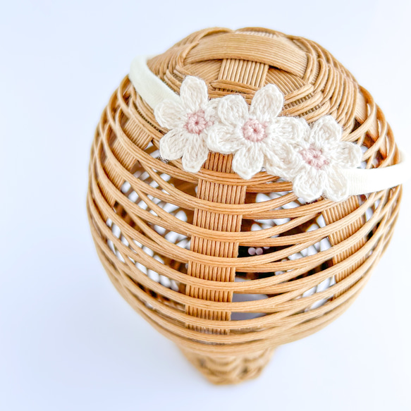 3つのお花のベビーヘアバンド【ベビーピンク】新生児 赤ちゃん カチューシャ お食い初め 100日 髪飾り ニューボーン 3枚目の画像