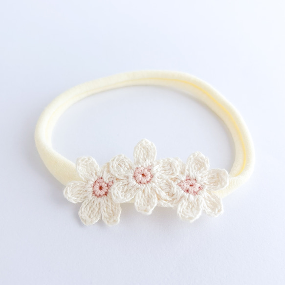 3つのお花のベビーヘアバンド【ベビーピンク】新生児 赤ちゃん カチューシャ お食い初め 100日 髪飾り ニューボーン 4枚目の画像