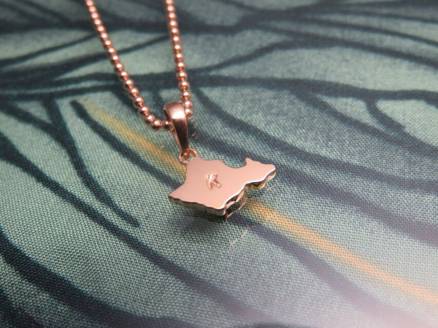 Oahu plate top オアフ島にイニシャルを刻印したペンダント