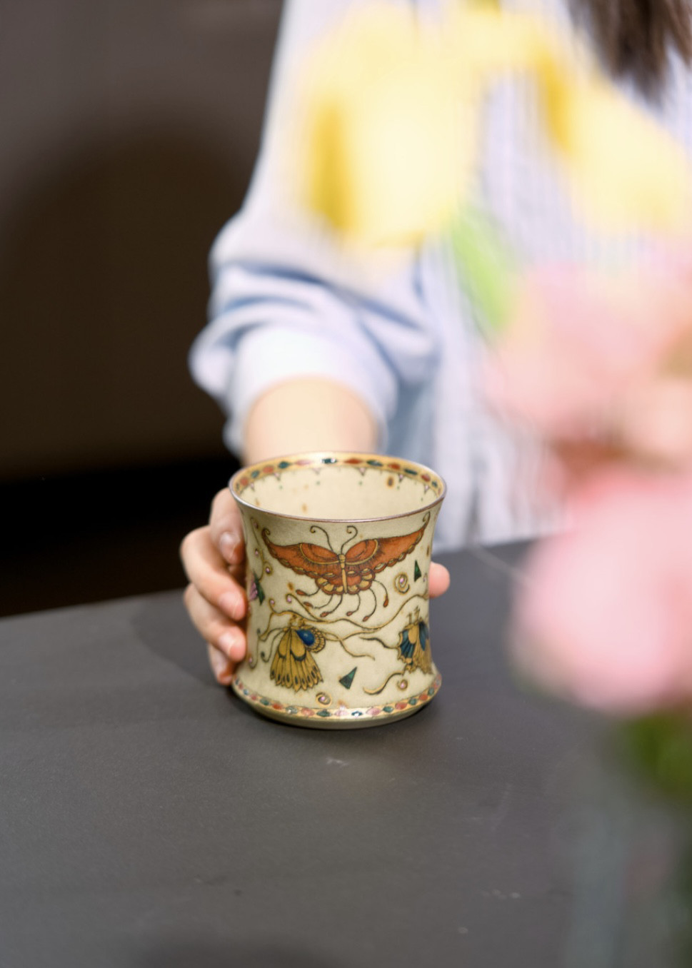 観花集 ロマンティックな「蝶恋花」君子杯｜コーヒーカップ 釉下彩＋金彩絵付け／中国・景徳鎮 手仕事陶磁器 10,500円