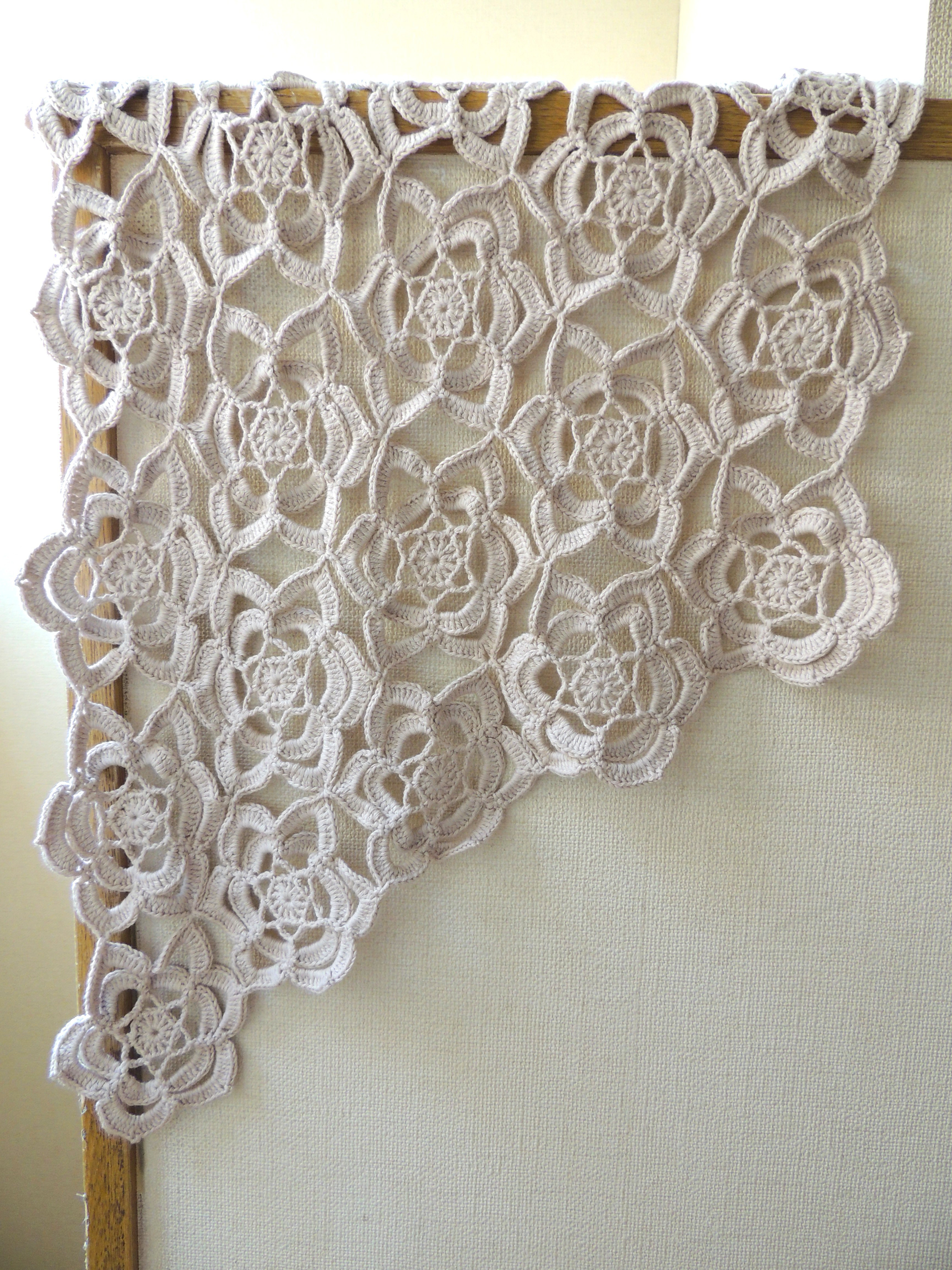 バラモチーフの台形ストール