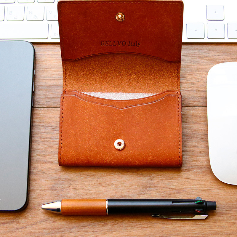 名刺入れ★イタリア・プエブロレザーを贅沢仕様 ワンランク上の名刺入れ 最大60枚収納 仕切り・ホックあり