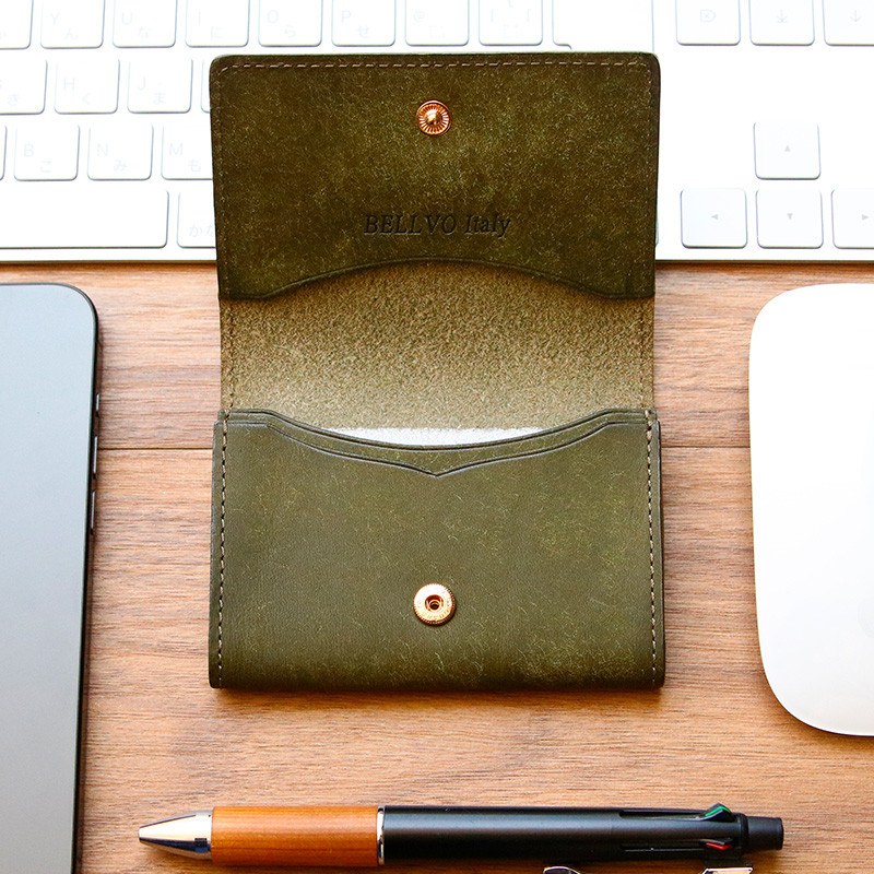 名刺入れ★イタリア・プエブロレザーを贅沢仕様 ワンランク上の名刺入れ 最大60枚収納 仕切り・ホックあり