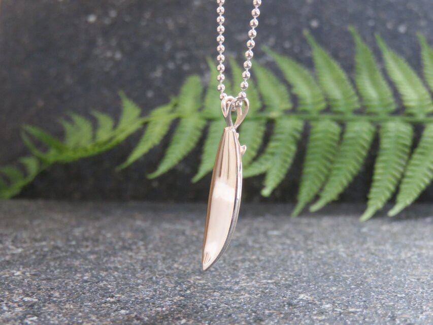 Surfboad Pendant ”美しいシェイプのトライフィンのサーフボードペンダント”
