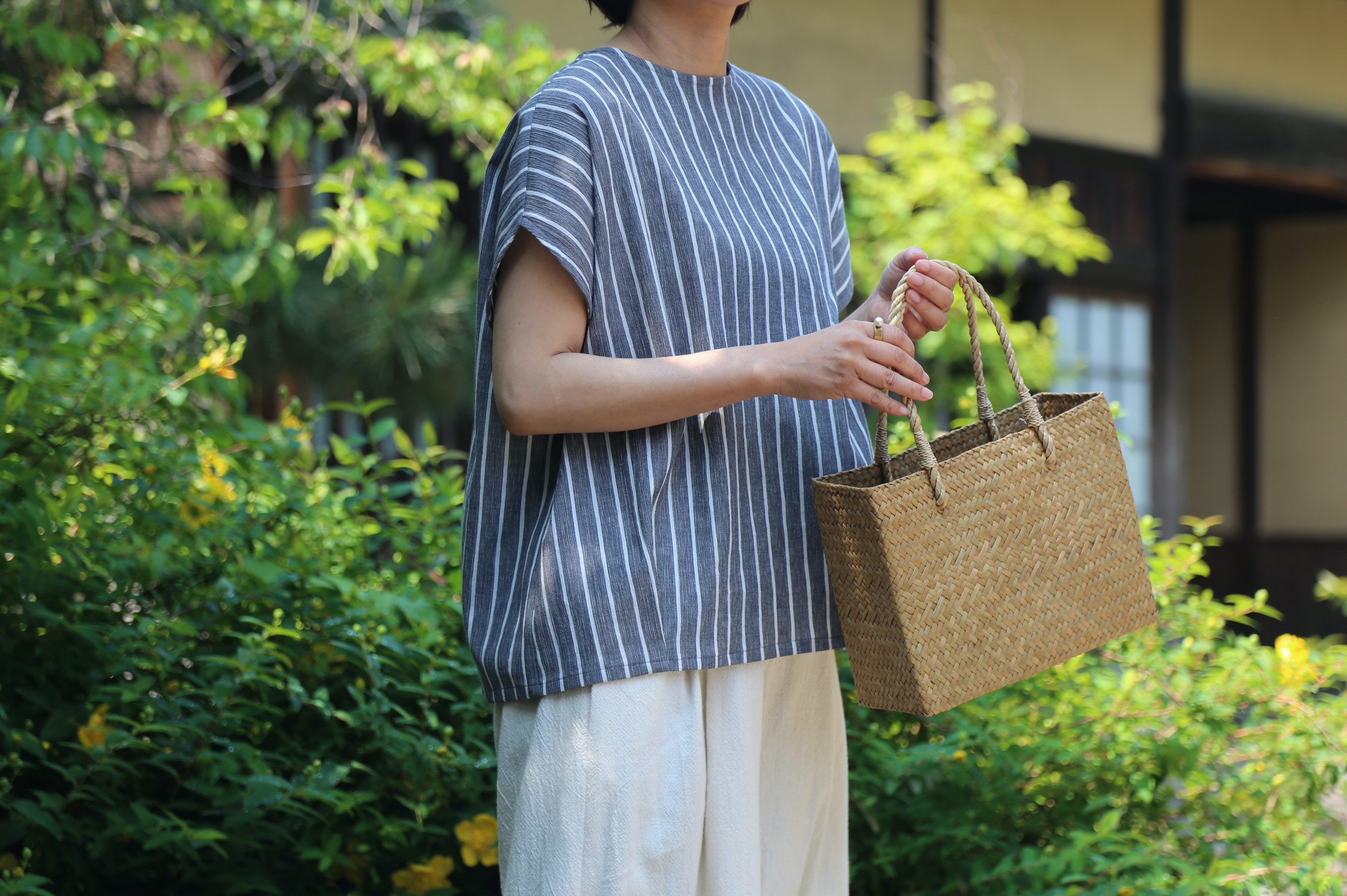 裾タックブラウス（亀田縞 グレー縞）