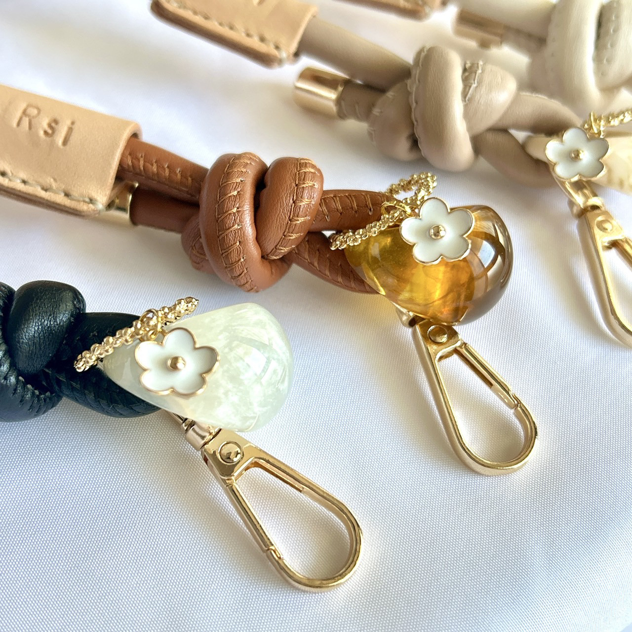 ワイヤーハートとパールのお花のiPhoneケース