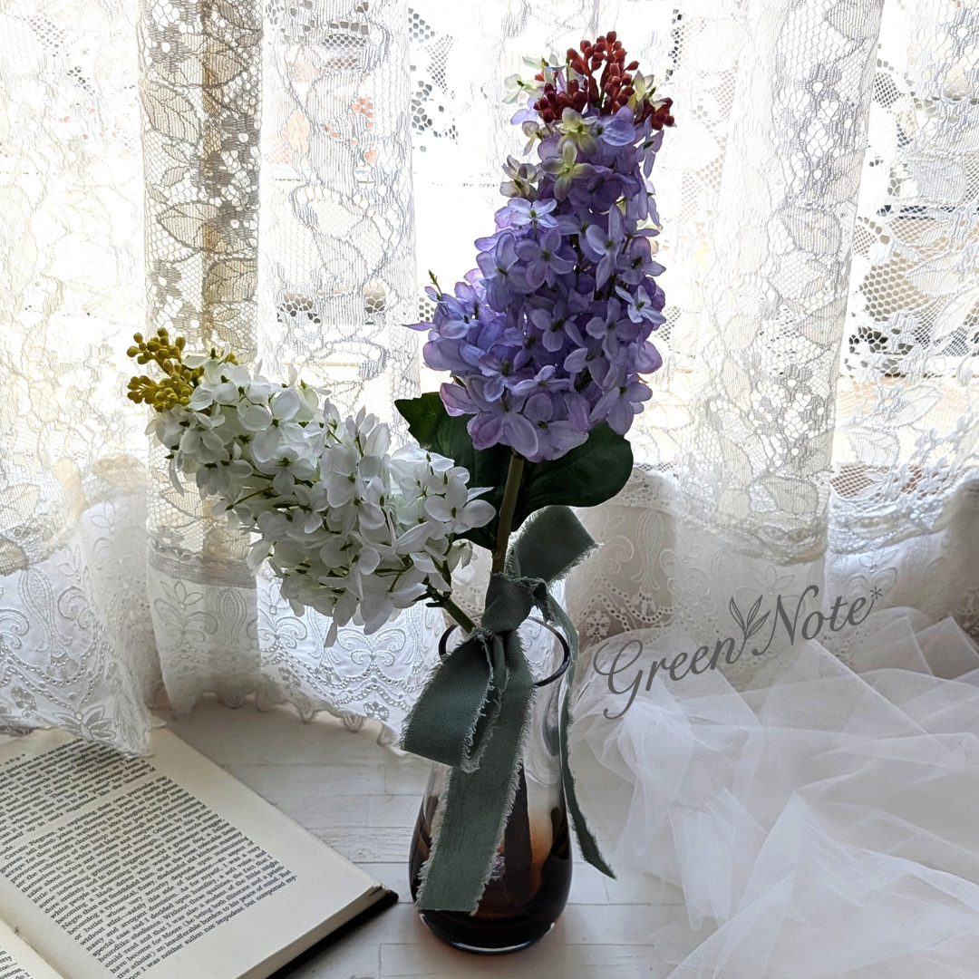 ガラスベース付きだから嬉しい！ラベンダー＆ホワイトカラーのライラックが美しいアーティフィシャルフラワー（造花）アレンジ