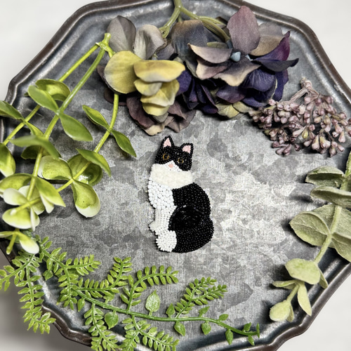 送料無料 ハチワレ 猫のビーズ刺繍ブローチ ブローチ