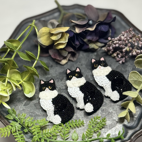 送料無料 ハチワレ 猫のビーズ刺繍ブローチ ブローチ
