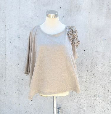 リネン麻１００％　アシンメトリー　ベージュ　片袖フリル花　前後どちらでも着れるカットソー　ベスト