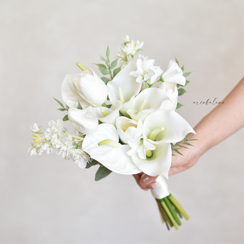 カラーとチューリップ、アンスリウムの韓国風ホワイトブーケ（アーティ