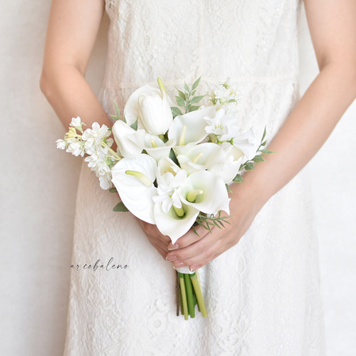 カラーとチューリップ、アンスリウムの韓国風ホワイトブーケ（アーティ
