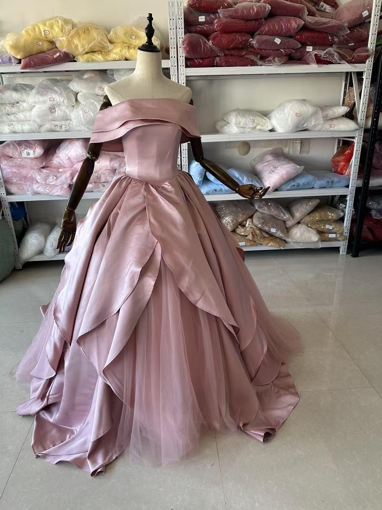 カラードレス ピンク 光沢サテン オフショルダー ラッフルフリル プリンセスライン 編み上げ 花嫁